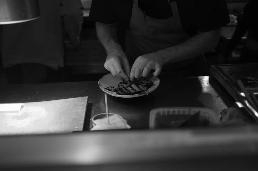 Chefkoch bei der Zubereitung eines Gourmet-Gangs im Kasinohotel